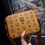 M.C.M KLASSIK CROSSBODY BOX BAG ไอเท็มขวัญใจเซเลปอีกหนึ่ง!! กระเป๋าสะพายครอสบอดี้ดีไซน์ทรงกล่อง ด้วยรูปลักษณ์ที่มีสไตล์ สามารถใช้กับลุคแคชชวล หรือลุคไหนๆก็ทำให้ดูโดดเด่นขึ้นมาได้ วัสดุหนังแคนวาสคุณภาพดี เปิด-ปิดด้วยซิป มีช่องหลัก 2 ช่อง มาพร้อมสายสะ