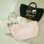 Victoria's Secret Canvas tote bag New Arrival กระเป๋าถือหรือสะพายทรง tote size L ใบใหญ่จุใจ วัสดุ Canvas หนา ด้านหน้าประดับโซ่ทอง สลับหนัง พร้อมสกรีนแบรนด์ Victoria's Secret และ ประดับหมุดด้านข้างเท่ๆห์เพิ่มดีเทล ปรับใช้ได้สองทรงค้า ภายในกว้างมี