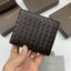 หนังแท้ BOTTEGA VENETA WALLET / BV Wallet พร้อมส่งที่ไทย กระเป๋าสตางค์ใบสั้นคุณผู้ชาย รุ่นตามหา มาเท่าไหร่ไม่เคยพอเลยค่า เป็นรุ่นคลาสสิกที่หยิบมาใช้งานได้บ่อยที่สุด งานหนังลูกวัวแท้ทั้งใบ ใช้ทนทานได้นาน ใช้ทนทานได้นานภาพสินค้าถ่ายจากงานขายจริง ใช้งานต่างป