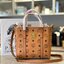M.C.M Toni Visetos Mini กระเป๋าช็อปเปอร์ขนาดกะทัดรัดที่มาพร้อมความหลากหลาย ทำจากผ้าใบเคลือบผิวลาย Visetos อันเป็นเอกลักษณ์ของเราพร้อมประดับตกแต่งหนังแบบนุ่ม กระเป๋าช็อปเปอร์ Toni โดดเด่นด้วยรูปทรงเรขาคณิตและประโยชน์ใช้สอยที่หลากหลาย ซิปปิดด้านบนช่วย