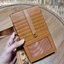 M.C.M CROSSBODY PHONE CASE กระเป๋าอะไรเอ่ยฮิตกันทั่วบ้านทั่วเมือง!!?? กระเป๋าใส่โทรศัพท์ไงจ้ะ!! เดินไปไหนใครก็ใช้ เพราะทุกคนต้องการความสะดวก ใบนี้ตอบโจทย์ไปเล้ย!! ทรงกระเป๋าสวย ดีไซน์กึ่งกระเป๋าสตางค์ แบ่งเป็นช่องใส่โทรศัพท์ (ใส่ได้ทุกรุ่น) ช่องซิป และช่อ