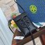 TORY BURCH MILLER METAL PHONE CROSSBODY อีกหนึ่งกระเป๋าใส่มือถือรุ่นฮิตที่เชื่อว่าหลาย ๆ คนต้องเคยเห็นผ่าน ๆ ตามาอย่างแน่นอน กับแบรนด์ Tory Burch ดีไซน์กระเป๋าทรงฝาพับแม่เหล็กใช้งานง่าย มาพร้อมดีเทล Logo สีเดียวกับเฉดสีของกระเป๋า แต่ยังมีความน่ารักด้วยทรง