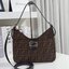 รุ่นใหม่แนะนำ!! FENDI BAGUETTE BROWN FABRIC BAG (GWP) พรีเมี่ยมกิ๊ฟ Limited Edition จาก FENDI วัสดุ CANVAS พิมพ์ลายแบรนด์ เปิดปิดด้วยฝาปิดกระดุมแม่เหล็ก ภายในมีช่องใส่ของแยกสองช่องใหญ่ พร้อมช่องซิปอีกช่อง สามารถใส่กระเป๋าสตางค์ยาว iphone เงิน ของจุกจิกได้