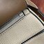 Loewe Puzzle Bag In Classic กระเป๋าทรง Puzzle นี้ออกแบบโดย Jonathan Anderson โดยได้รับแรงบันดาลใจในการออกแบบมาจากรูปทรงของลูกรักบี้ ดังนั้น จึงจะเห็นได้ว่าการตัดเย็บและรูปทรงของกระเป๋านั้นคล้ายคลึงกับลูกรักบี้ รูปทรงดูมินิมอลไม่ทิ้งคอนเซ็ปต์ของแบรนด์ สามา