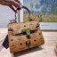 M.C.M MINI HERITAGE SATCHEL IN VISETOS **รอบราคาพิเศษต่ำกว่าทุน** รุ่นหายาก กลับมาให้จับจองกันแล้วจ้า กระเป๋าถือ/สะพายทรงสวยสุดแซ่บ มีดีเทลความงามมากมายในหนึ่งเดียว ความพิเศษคือตัวล็อคกุญแจและพวงหนังห้อยสุดหรู