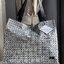ORI 🥂 Baobao Issey Miyake Cart geometric tote bag / Miyake Cart Tote Bag รูปทรงที่สร้างขึ้นโดยบังเอิญ' เสื้อผ้าที่มีโครงสร้างและได้รับการออกแบบทางวิศวกรรมอันเป็นเอกลักษณ์ของแบรนด์ ส่งต่อไปยังเครื่องประดับที่น่าประทับใจและไร้กาลเวลาเหล่านี้ กร