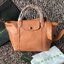 Longchamp Le Pliage Cuir Top handle bag S เรียกว่าเป็นกระเป๋าอีกหนึ่งรุ่นที่ไม่ว่ายังไงก็ฮอตฮิตและติดเทรนด์ตลอดไม่เคยเปลี่ยนกับ ทรง Le Pliage Cuir หนึ่งในตระกูลกระเป๋าสุดไอคอนิกจากแบรนด์