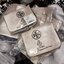 TORY BURCH T MONOGRAM ZIP COIN CASE จัดไปเลยจ้า กับกระเป๋าสตางค์รับทรัพย์ ใบสั้น สวยหรู ขนาดเหมาะมือ ถือแล้วขับผิว วัสดุผ้า jacquard ตัดสลับหนังแท้ รูดเปิด-ปิดด้วยซิป ภายในมีช่องใส่บัตร ใบนี้ใส่เหรียญ ใส่ธนบัตรได้ (พับ) พกพาได้สะดวก ไม่กินพื้นที่กระเป๋าใบ