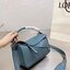 Loewe Puzzle Bag In Classic กระเป๋าทรง Puzzle นี้ออกแบบโดย Jonathan Anderson โดยได้รับแรงบันดาลใจในการออกแบบมาจากรูปทรงของลูกรักบี้ ดังนั้น จึงจะเห็นได้ว่าการตัดเย็บและรูปทรงของกระเป๋านั้นคล้ายคลึงกับลูกรักบี้ รูปทรงดูมินิมอลไม่ทิ้งคอนเซ็ปต์ของแบรนด์ สามา