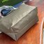 Longchamp LE PLIAGE NÉO TOP HANDLE BAG อีกหนึ่งรุ่นยอดนิยม ที่สาวๆ ต้องมีไว้เก็บไว้สักใบ กระเป๋าโท้ทใบนี้ มาพร้อมกับสีที่มีสไตล์เรียบง่าย มีสายสะพายยาวปรับสั้นยาวได้ช่วยให้คุณสามารถสะพายไหล่ได้อย่างสบาย ในตัวสายปักโลโก้อันเป็นสัญลักษณ์ ในขณะที่ที่ปิดแบบซิ
