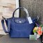 Longchamp Le Pliage Neo Size S มาพบกับกระเป๋ารุ่นยอดนิยม ที่สาวๆ ต้องมีไว้เก็บไว้สักใบ กระเป๋าโท้ทใบนี้ มาพร้อมกับสีที่มีสไตล์เรียบง่าย มีสายสะพายยาวช่วยให้คุณสามารถสะพายไหล่ได้อย่างสบาย ในขณะที่ที่ปิดแบบซิปช่วยให้คุณมั่นใจได้ว่าของด้านในมีความปลอดภัย Le 