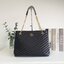 Tory Burch Kira chevron tote bag กระเป๋าทรง Tote สุดหรู ใบใหญ่ จุของได้เพียบ! วัสดุหนังแท้(Geniune Leather) หนังนิ่ม นุ่มมือมากกก มาพร้อมสายสะพายไหล่ต่อโซ่สลับหนัง อะไหล่ทองทั้งใบ ด้านข้างมีกระเป๋าเพิ่มทรงได้ ด้านในเปิดปิดด้วยกระดุมแม่เหล็ก มีช่องแบ่งใส่ข
