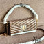 สีออกใหม่ แถมหายากด้วยค่าา! TORY BURCH KIRA CHEVRON SMALL FLAP SHOULDER BAG พร้อมส่งที่ไทย จำนวนจำกัดค่ะ! ✔️กระเป๋าคล้องไหล่หรือสะพายข้างได้ เปลี่ยนลุคดูไม่จำเจ 🔺หนังแกะแท้ ซึ่งจะคุณภาพดี เงา นิ่ม และราคาสูงกว่าหนังวัวนะคะ!