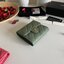 หนังแท้ Chanel Classic small wallet caviar 3 พับ พร้อมส่งที่ไทย รุ่นยอดนิยมไอเท็มฮิตวัสดุหนังแท้คาเวียร์สวยคลาสสิคเปิดปิดด้วยฝาปิดกระดุมด้านหน้ามีโลโก้แบรนด์อะไหล่ทองสวยหรูดูดี ตัวจริงสวยน่าใช้ Chanel mini นาทีนี้กำลัง in สุดๆ ภาพสินค้าถ่ายจากงานขายจริง ใ