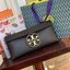 Tory burch Miller Metal clutch กระเป๋าคลัทช์ดีไซน์เรียบหรูออกแบบมาได้อย่างลงตัว ด้วยรูปทรงที่สวยงามและทันสมัย จากแบรนด์ Tory Burch ขนาดกำลังดี สามารถใส่กระเป๋าสตางค์หรือเครื่องสำอางค์ได้ตามขนาดกระเป๋า ในเรื่องของดีไซน์และอะไหล่สีทองดูแมทช์กันดีกับกระเป๋า 