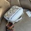 TORY BURCH T MONOGRAM JACQUARD CAMERA BAG การออกแบบที่เรียบง่าย แต่ยังคงความหรูหราเอาไว้ โดดเด่นด้วยลวดลาย T Monogram ซึ่งสามารถบ่งบอกความเป็นตัวตนของแบรนด์ได้อย่างชัดเจน มาพร้อมกับสายสะพายแบบสายสปอร์ต ภายในกว้างขวาง ตอบสนองการใช้งานได้ดี มีหูหิ้วด้านบนสา