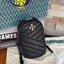 OUTTLET 】Tory burch kira chevron n/s crossbody bag กระเป๋าสำหรับใส่มือถือหรือของจุกจิกต่างๆ ได้กลายมาเป็นแฟชั่นสุดร้อนแรงแห่งปี คอลเลคชั่นนี้ออกมาเพื่อเอาใจสาวๆโดยเฉพาะ สีสันสุภาพเพื่อให้แมทช์กับสีสันของเสื้อผ้า ได้ง่าย ภายในยังสามารถแบ่งสันปันส่วนไว้สำหร