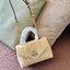 TORY BURCH KIRA QUILTED SMALL BAG พร้อมส่งที่ไทย ไม่ผิดหวังแน่นอนค่ะ! กระเป๋าหิ้วหรือสะพายข้างได้ วัสดุหนังแกะแท้ทั้งใบ ((หนังแกะจะมีคุณภาพดีเงานิ่มและแพงกว่าหนังวัวจ้า)) หนังนิ่มสวยงามมากๆค่ะ เปิดปิดกระเป๋าแบบหมุนล็อคแบบโลโก้แบรนด์ ใช้อะไหล่คลาสสิคดูหรูเ