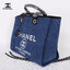 Chanel Tote canvas premium gift จากแบรนด์ Chanel กระเป๋าสะพาย Chanel Tote canvas โลโก้ปัก กระเป๋า ทรง Tote ผ้า canvas เนื้อหนาอย่างดี มีซับใน ด้านหน้าปักโลโก้แบรนด์หรู **จุดเด่นที่ หูจับมี 2 แบบคือ แบบสายหนัง และ โซ่ สามารถ สะพายไหล่ได้คะ ใบใหญุจุของคุ้ม 