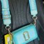 Marc Jacobs Fluoro Edge Snapshot crossbody bag กระเป๋าแบรนด์ดังจากสัญชาติอเมริกัน นับได้ว่ารุ่นนี้เป็นรุ่นทรงฮิตของ marc jacobs เลยทีเดียว กระเป๋า Snapshot อันเลื่องชื่อของ Marc Jacobs ซึ่งได้รับการอัพเดตอย่างกระฉับกระเฉงในเวอร์ชั่นเรืองแสงนี้ผ่านสีไล่ระด
