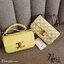 CELINE TRIOMPHE SHOULDER BAG งานหนังทั้งใบลายสวยหรู ด้านในเปิดด้วยด้วยที่บีบโลโก้อะไหล่ทอง จุของได้กำลังดี ใส่โทรศัพท์ กระเป๋าสตางค์ใบสั้น ของจุกจิกได้ เหมาะกับสาวๆในวันที่อยากสะพายชิลๆ ห้ามพลาดค่ะ!