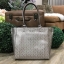 GUESS SINGNATURE SHOPPER BAG (SIZE L) New in! กระเป๋าสะพายnรง tote ขนาดกำลังดี pu. ลายแบรนด์รอบใบ น้ำหนักเบา ภายในแบ่งช่อง เป็นสัดส่วน จุได้เยอะ ใ่ A4 ของใช้ได้เยอะ มีช่องซิป และช่องเล็กค่ะ