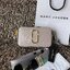 Marc Jacobs Snapshot Bag กระเป๋าแบรนด์ดังจากสัญชาติอเมริกัน นับได้ว่ารุ่นนี้เป็นรุ่นทรงฮิตเลยทีเดียว โดยด้านหน้ากระเป๋าจะเป็นโลโก้แบบโลหะที่เป็นสัญลักษณ์ของแบรนด์นี้ มาพร้อมสายสะพายที่จะสะพายยังไงก็ดูโดดเด่น เพราะขนาดใหญ่ที่สกรีนตัวอักษรโลโก้ ในรูปแบบต่าง