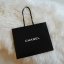 ถุงกระดาษ CHANEL สีดำ โลโก้ขาว ราคาถูกมาก เพิ่มความหรูหรา