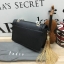 Pedro Velvet Tassel shoulder Bag รุ่นใหม่ชนช้อป!! จากแบรนด์ในเครือ charles&keith กระเป๋าสะพายข้างทรงกล่อง ตั้งอยู่ทรง สายสะพายโซ่ร้อยหนัง อะไหล่ทองทั้งใบ ด้านข้างประดับพู่สุดหรูสามารถสะพายได้ทั้งสายเดี่ยวและสายคู่ ภายในมีช่องซิปแยก สามารถใส่กระเป๋าสตางค์ท