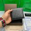 ORI หนังแท้ | Bottega Veneta® Men's Intrecciato Piccolo Bi-Fold Wallet / Bottega Wallet กระเป๋าสตางค์ใบสั้น กระเป๋าสตางค์สานผู้ชาย