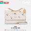 COACH C2858 KLARE CROSSBODY WITH DAISY EMBROIDERY ดอกเดซี่ฮิตไม่หยุดยั้ง!! ขายดิบขายดีทุกคอลเลคชั่น รอบนี้มาให้ได้ใช้งานง่ายกว่าเดิม กับกระเป๋าสะพายข้าง โทนสีละมุนลูกคุณหนู ดีไซน์ปักดอกเดซี่เพิ่มลูกเล่น ให้มีสีสัน สายสะพายโซ่สลับหนัง สะพายยังไงก็ขับผิว เป