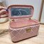 Chanel camellia vanity case bag พลาดไม่ได้เลยกับคอลสุดแซ่บ ดีไซน์ใหม่ 2023 นอกจากความคลาสสิคของรูปทรง ตัวอะไหล่ก็ยังปรับเพิ่มดีเทลความหรู ด้วยการใช้รูปดอกคามิเลียเอกลักษณ์มาเป็นตัวชูความแพง