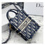 ORI 】Mini Dior Book Tote Phone Bag Blue Dior Oblique Embroidery พร้อมส่งที่ไทย ภาพสินค้าถ่ายจากงานขายจริง ใช้งานต่างประเทศได้ กระเป๋าใบมินิจะใส่โทรศัพท์ได้เช่นเดียวกับของใช้จำเป็นเล็กๆ น้อยๆ ในแต่ละวัน มาพร้อมสายสะพายไหล่แบบปักที่ปรับได้และถอดออกได้ อุปกร