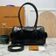 OP ORI หนังแท้ | LV Speedy Cargo Vibe Bag กระเป๋าถือคอลเลกชัน Vibe ผสานดีไซน์ดั้งเดิมยุค'30s เพิ่มความเท่ล้ำสมัยสไตล์นีโอร็อค หนังแท้แวววาวตกแต่งแอดเดรสแท็กลาย Monogram