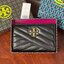ของแท้ 💯% 】Tory burch kira chevron medium slim wallet กระเป๋าสตางค์หนังแกะขนาดmedium size การตัดเย็บหนังแกะแสนนุ่มแบบลายบุสองชั้น สัมผัสนุ่มควบคู่กับดีไซน์อันเป็นเอกลักษณ์ ดูแพงด้วยโลโก้ด้านหน้าสีทองสวยหรู