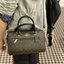 COACH F83607 ROWAN SATCHEL IN SIGNATURE CANVAS กระเป๋าทรงหมอนยอดฮิต คลาสสิคใช้งานได้ไม่มีเบื่อ มาครบสีขายดี ด้วยรูปทรงสวยงาม และใช้งานได้อย่างกระฉับกระเฉง วัสดุหนังแคนวาสเคลือบลาย ทนทาน ภายในโล่งกว้าง มีช่องซิปและแบ่งสัดส่วนได้ลงตัว บอกเลยว่าสาวๆพลาดไม่ได
