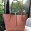 COACH MARKET TOTE กระเป๋าถือใบใหญ่ทรง TOTE ทรงกระเป๋าสวยหรู กระเป๋าใบใหญ่ใส่ของได้เยอะ Tote bag อีกหนึ่งรุ่นฮิต ให้พื้นที่จุของกว้างขวาง เชื่อว่าต้องเคยผ่านตาสาว ๆ มาก่อนแน่นอนค่ะ เพราะเป็นกระเป๋าที่ใช้งานง่าย สะพายไหล่ไปได้ทุกที่ ทุกโอกาส ด้วยขนาดของกระเ