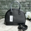 Guess Group Agata Dome Bag กระเป๋ารุ่นใหม่ล่าสุด!!! อวดไอเทมแสนเก๋กับกระเป๋าทรงโดม ทรงยอดนิยม สวยคลาสสิค สุดน่ารัก พิมพ์ลายรอบใบ วัสดุ Saffiano PU คุณภาพดี นิ่ม น้ำหนักเบา ด้านหน้าประดับด้วยโลโก้แบรนด์สวยโดดเด่น เปิดปิดด้วยซิปสะดวกใช้ ด้านในโล่งกว้างมีช่อ