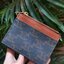 VIP 】CELINE SHORT WALLET VIP GIFT WITH PURCHASE GWP พรีเมี่ยมกิ๊ฟ Limited จาก CELINE HAUTE PARFUME DUTYFREE COUNTER วัสดุ Triomphe Canvas รุ่นใหม่เปิดปิดฝาพับกระดุม ภายในมีช่องแบ่งหลายช่อง ช่องใส่บัตรหลายช่อง ช่องใส่ธนบัตรใส่แบงก์พันได้เหมือนกระเป๋าสตางค์