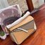 Loewe Puzzle Bag In Classic กระเป๋าทรง Puzzle นี้ออกแบบโดย Jonathan Anderson โดยได้รับแรงบันดาลใจในการออกแบบมาจากรูปทรงของลูกรักบี้ ดังนั้น จึงจะเห็นได้ว่าการตัดเย็บและรูปทรงของกระเป๋านั้นคล้ายคลึงกับลูกรักบี้ รูปทรงดูมินิมอลไม่ทิ้งคอนเซ็ปต์ของแบรนด์ สามา