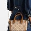 small: Tory burch T Monograme Jacquaed Mini Duffle Bag เป็นทรงกระเป๋าที่มีความฮอตฮิตตลอดกาล ด้วยรูปทรงคลาสสิคและเหมาะใช้งานเข้ากับทุกสถานการณ์ ไม่ว่าจะเป็นกระเป๋าสะพายไหล่ เพิ่มความคล่องตัวและเข้าได้กับทุกลุค ไม่ว่าจะเป็นวันสบายๆ หรือวันที่ต้องออกไปทำกิจก