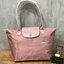 Longchamp LE PLIAGE Club (พร้อมส่ง 8 สี) TOTE BAG S กระเป๋ารุ่นยอดนิยม ที่สาวๆ ต้องมีไว้เก็บไว้สักใบ ด้วยตัวน้ำหนักกระเป๋า Longchamp เบาแสนเบา แต่จุของได้เยอะมาก สำหรับลุคทางการกึ่งลำลอง แฝงความสบาย ยามเดินทาง จุดเด่นอย่างหนึ่งของ กระเป๋าก็คือ สามาถพับเก็