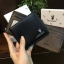 PLAYBOY SHORT WALLET กระเป๋าสตางค์สั้นพับ 2 ตอน รุ่นหายาก Limited Edition จาก Playboy หนังนิ่มอยู่ทรงสวย ด้านหน้าปั๊มโลโก้แบรนด์ ขนาดกำลังดีพกพาสะดวก ภายในมีทั้งช่องใส่รูป ใส่บัตร และ ช่องใส่ธนบัตรแยกสองช่อง เป็นสัดส่วนเหมือนกระเป๋าสตางค์ ใบยาว มาพร้อมกล่
