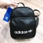 ADIDAS 2WAY MINI BACKPACK กระเป๋าเป้หรือสะพายหนังเรียบสไตล์ Sport ขนาดมินิ น้ำหนักเบา ด้านหน้ามีโล้โก้และช่องซิป เปิดปิดด้วยซิปสะดวกใช้ หัวซิปแบรนด์ ภายในมีช่องใส่ของ หูจับถนัดมือ สายสะพายปรับได้ freesize สามารถสะพายเป็นเป้ หรือกระเป๋าสะพาย Crossbody ได้2