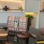 BURBERRY FRAGRANCES CROSSBODY BAG / BURBERRY FRAGRANCES QUITED LAMBSKIN BAG ตัวกระเป๋าเป็นผ้าตัดหนังแท้ Lambskin นิ่มสวยหรูดูดี เปิดปิดด้วยฝาปิดสัญลักษณ์รูปตัวB ภายในโล่งกว้าง ใส่มือถือ กระเป๋าสตางค์ได้