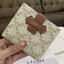 CELINE SHORT WALLET VIP GIFT WITH PURCHASE (GWP) พรีเมี่ยมกิ๊ฟ Limited จาก CELINE HAUTE PARFUME DUTYFREE COUNTER วัสดุ Triomphe Canvas หนังสวยอยู่ทรง ประดับโลโก้แบรนด์ที่ด้านหน้า ขนาดกำลังดี จับถนัดมือ เปิด-ปิดฝาพับกระดุม ภายในมีช่องแบ่งหลายช่อง มีช่องใส่