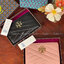 ของแท้ 💯% 】Tory burch kira chevron medium slim wallet กระเป๋าสตางค์หนังแกะขนาดmedium size การตัดเย็บหนังแกะแสนนุ่มแบบลายบุสองชั้น สัมผัสนุ่มควบคู่กับดีไซน์อันเป็นเอกลักษณ์ ดูแพงด้วยโลโก้ด้านหน้าสีทองสวยหรู