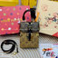 LV Camera Box bag กระเป๋าถือ/สะพายทรงกล่อง ไอเท็มหรูหราวินเทจสวยหรูทุกมุมมอง ตกแต่งเพิ่มดีเทลด้วยหมุด วัสดุหนังแคนวาสคุณภาพ มีหูจับในตัว พร้อมตอบรับได้ทุกลุค ทุกสไตล์