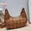 M.C.M AREN CRESCENT HOBO IN VISETOS ใหม่ล่าสุดก่อนใคร สวยได้ไม่ต้องรอ กับคอลใหม่ลุคลูกคุณ รูปทรง half moon ยอดฮิต ตอบโจทย์ได้ทุกลุค ทุกไลฟ์สไตล์ ใช้งานได้ง่ายคล่องตัว กับกระเป๋าสะพายข้าง ที่มาพร้อมสายโซ่คล้องด้านหน้า และสายหนังครอสบอดี้ ปรับเปลี่ยนการใช้ง