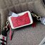 Marc Jacobs Snapshot Bag กระเป๋าแบรนด์ดังจากสัญชาติอเมริกัน นับได้ว่ารุ่นนี้เป็นรุ่นทรงฮิตเลยทีเดียว โดยด้านหน้ากระเป๋าจะเป็นโลโก้แบบโลหะที่เป็นสัญลักษณ์ของแบรนด์นี้ มาพร้อมสายสะพายที่จะสะพายยังไงก็ดูโดดเด่น เพราะขนาดใหญ่ที่สกรีนตัวอักษรโลโก้ ในรูปแบบต่าง